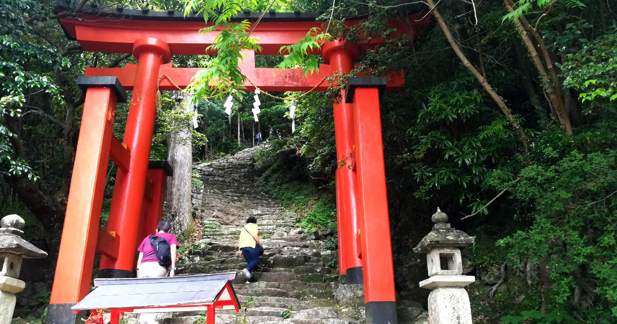 神倉神社 -【熊野三山】 スピリチュアル不思議体験 » ヒプノセラピー INCEPTICA(インセプティカ) 神倉神社の最初の急な傾斜の階段