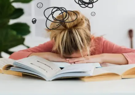 なぜデスクワークの後に浅い睡眠になるのか？